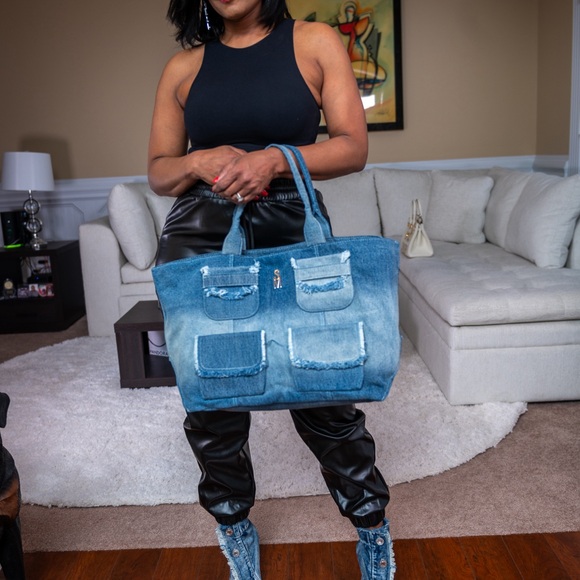 Banisia - Picture 2 of 2